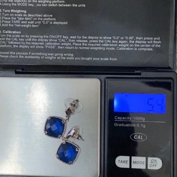 Unsigned Rounded Square-shaped Blue Faceted Crystal Earrings - Picture 12 of 13